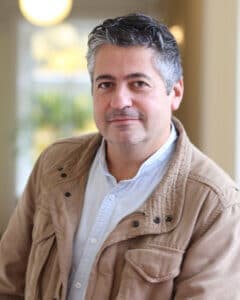 2024-04-08_c-Richard-Varadappa_Portraitbild-Ronny-Tekal_Web