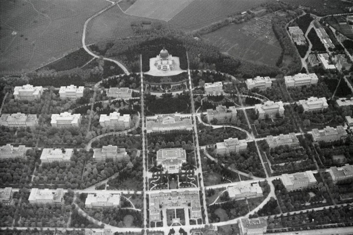 Luftaufnahme des Spitals Wien Steinhof.