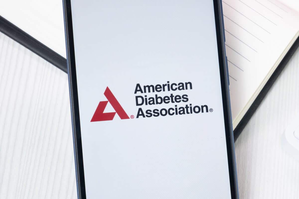 New York, USA – 30. Juni 2024: Logo oder Symbol der ADA American Diabetes Association auf dem Telefonbildschirm.