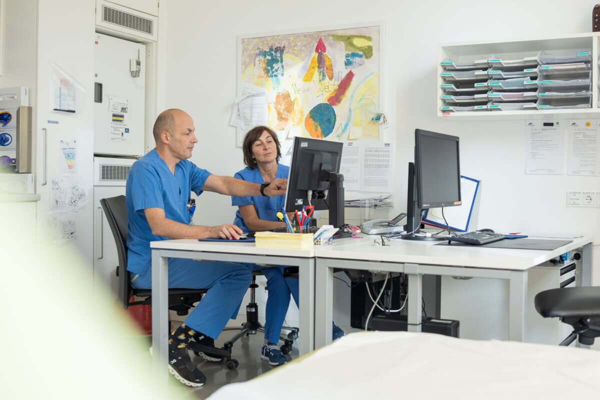 Prof. Roman Crazzolara bei einer Besprechung mit einer Mitarbeiterin.