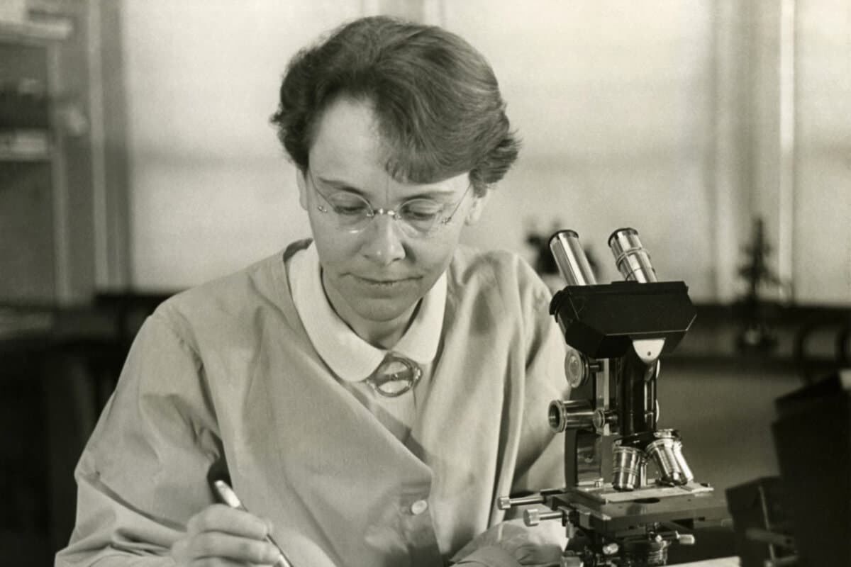 Barbara McClintock in ihrem Labor.