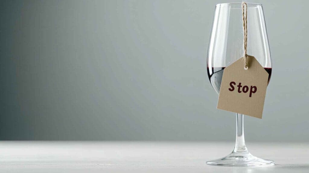 Ein Glas Rotwein mit einem Stoppschild, das Alkoholbewusstsein und verantwortungsvolle Trinkgewohnheiten fördert