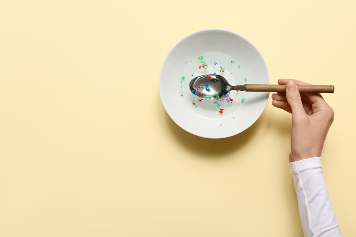 Vor allem Nahrung und Trinkwasser wird Mikroplastik aufgenommen.