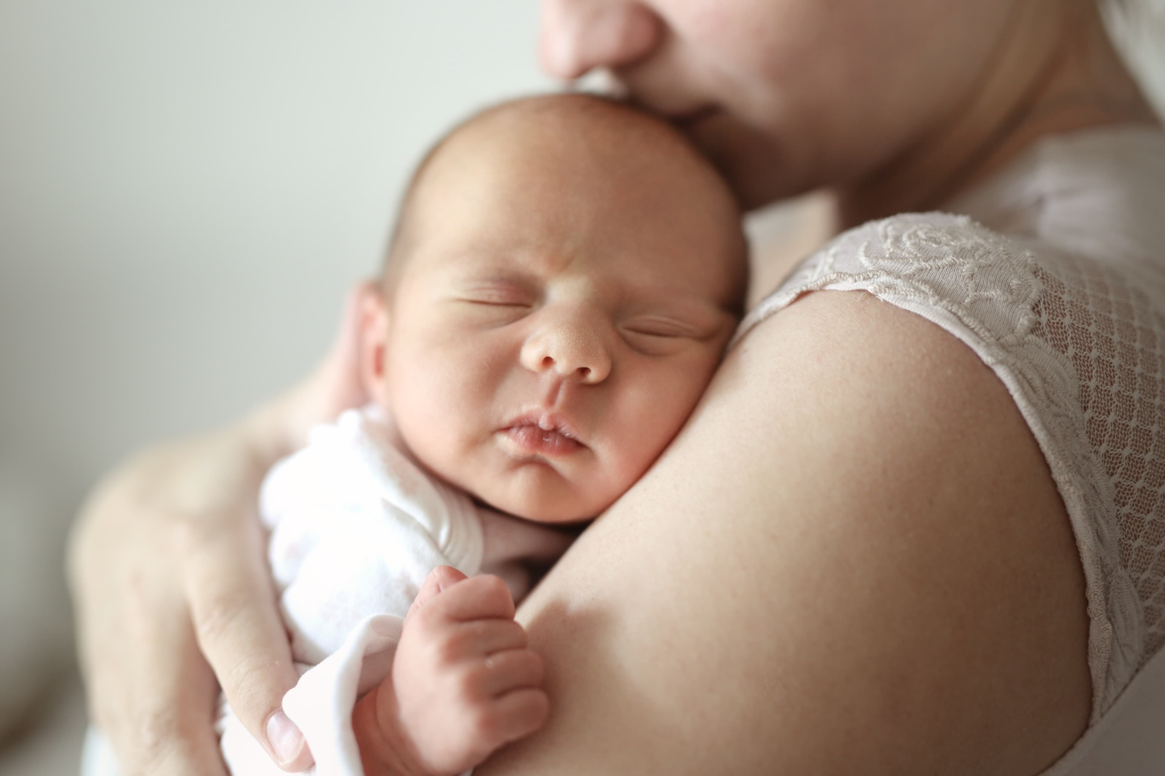 Mama und Neugeborenes. Heller Ton und sanfte Tönung. Konzept Mutterschaft