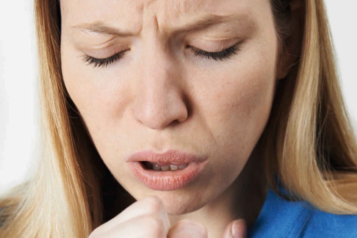 Junge Frau leidet unter Husten