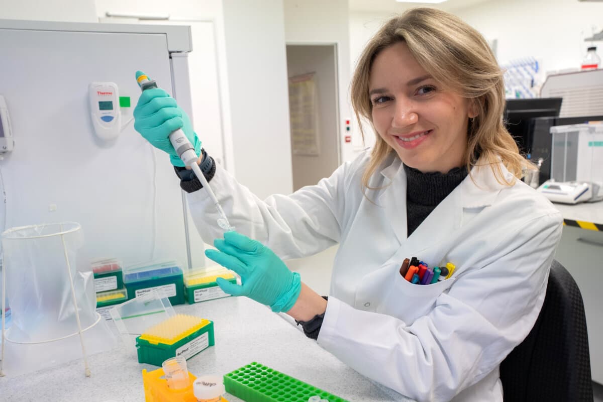 Viktoria Beer bei der Analyse von Immunglobulinen im Labor des Institute Krems Bioanalytics des IMC Krems.