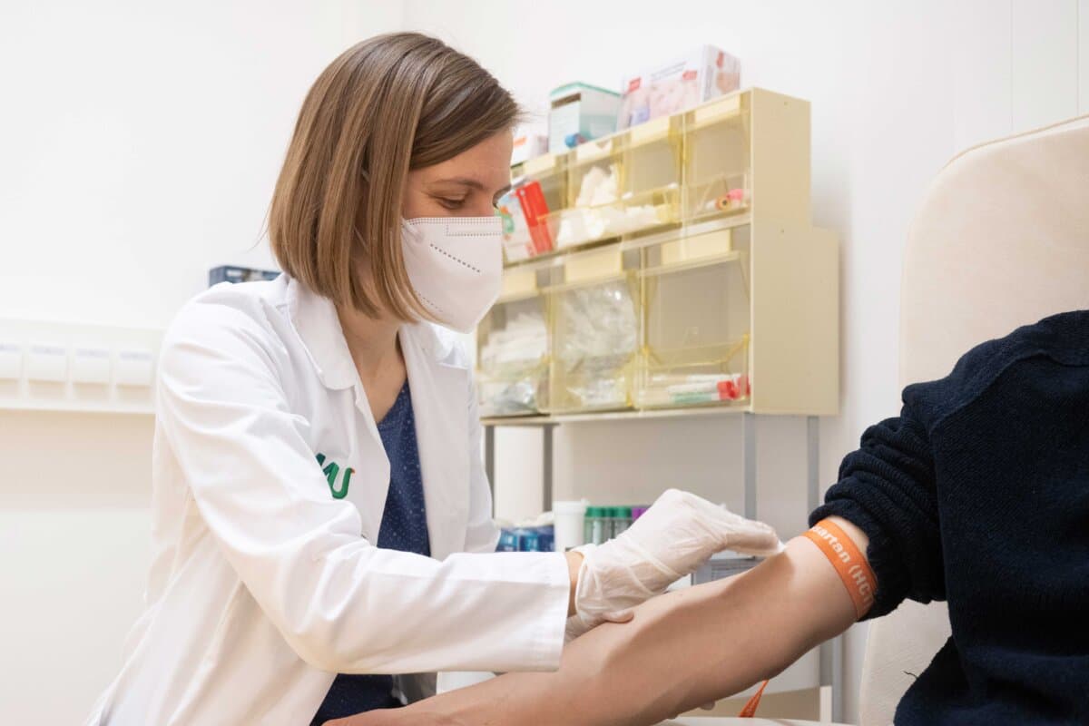 Sarah Verheyen (Diagnostik- und Forschungsinstitut für Humangenetik) bei Untersuchungen.