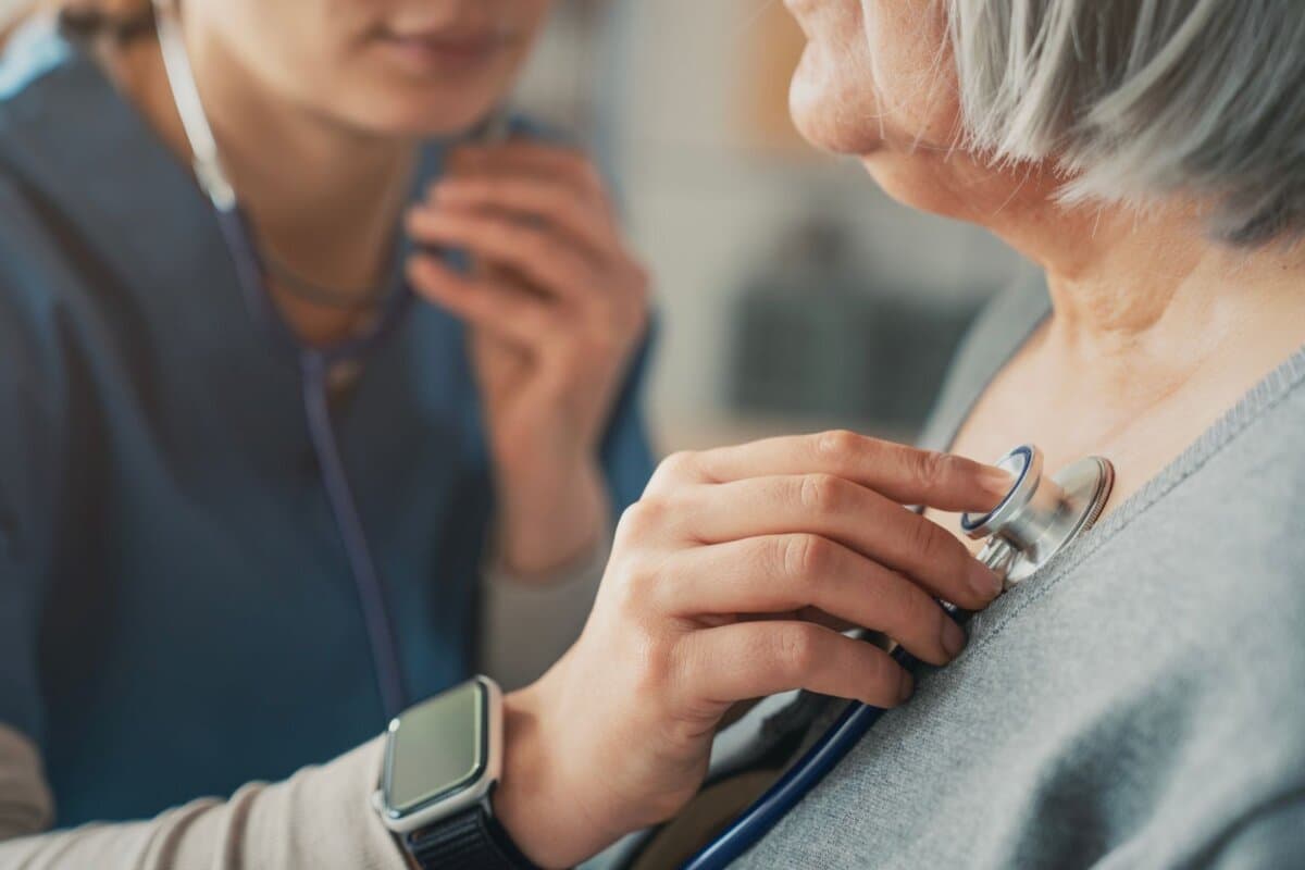 Arztin hort das Herz einer älteren Patientin ab。