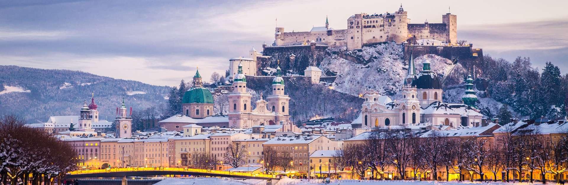 Klassische Ansicht von Salzburg zur Weihnachtszeit im Winter, Österreich