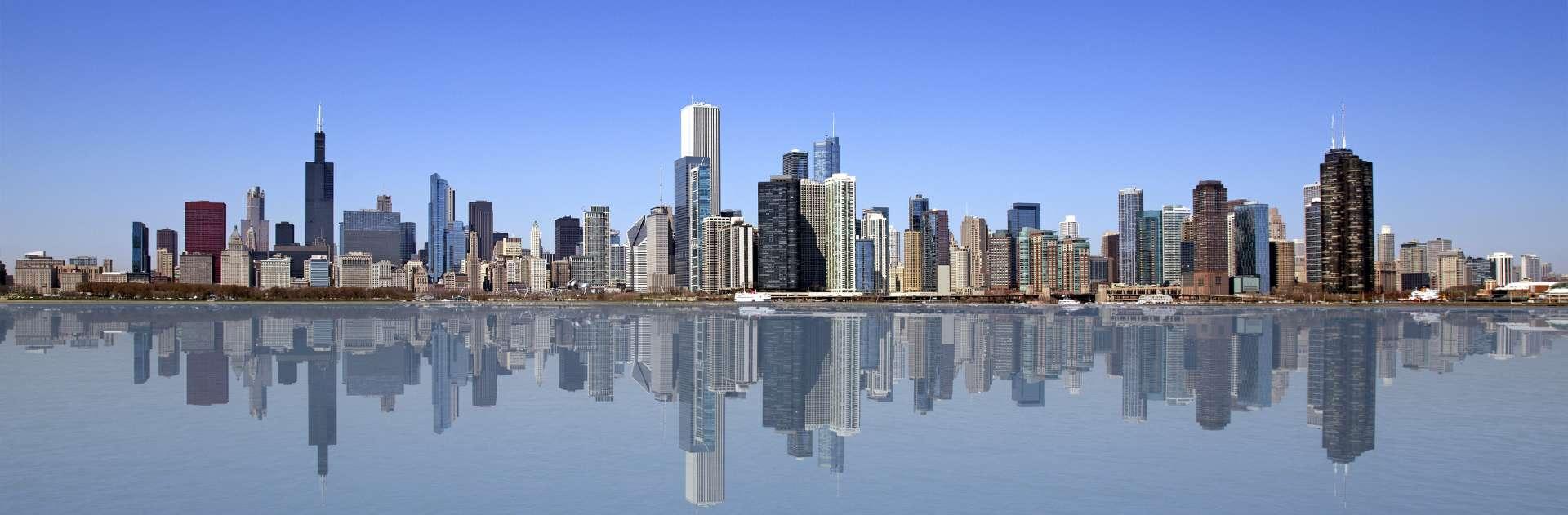 Weite Ansicht von Chicago mit Reflexion auf dem Wasser
